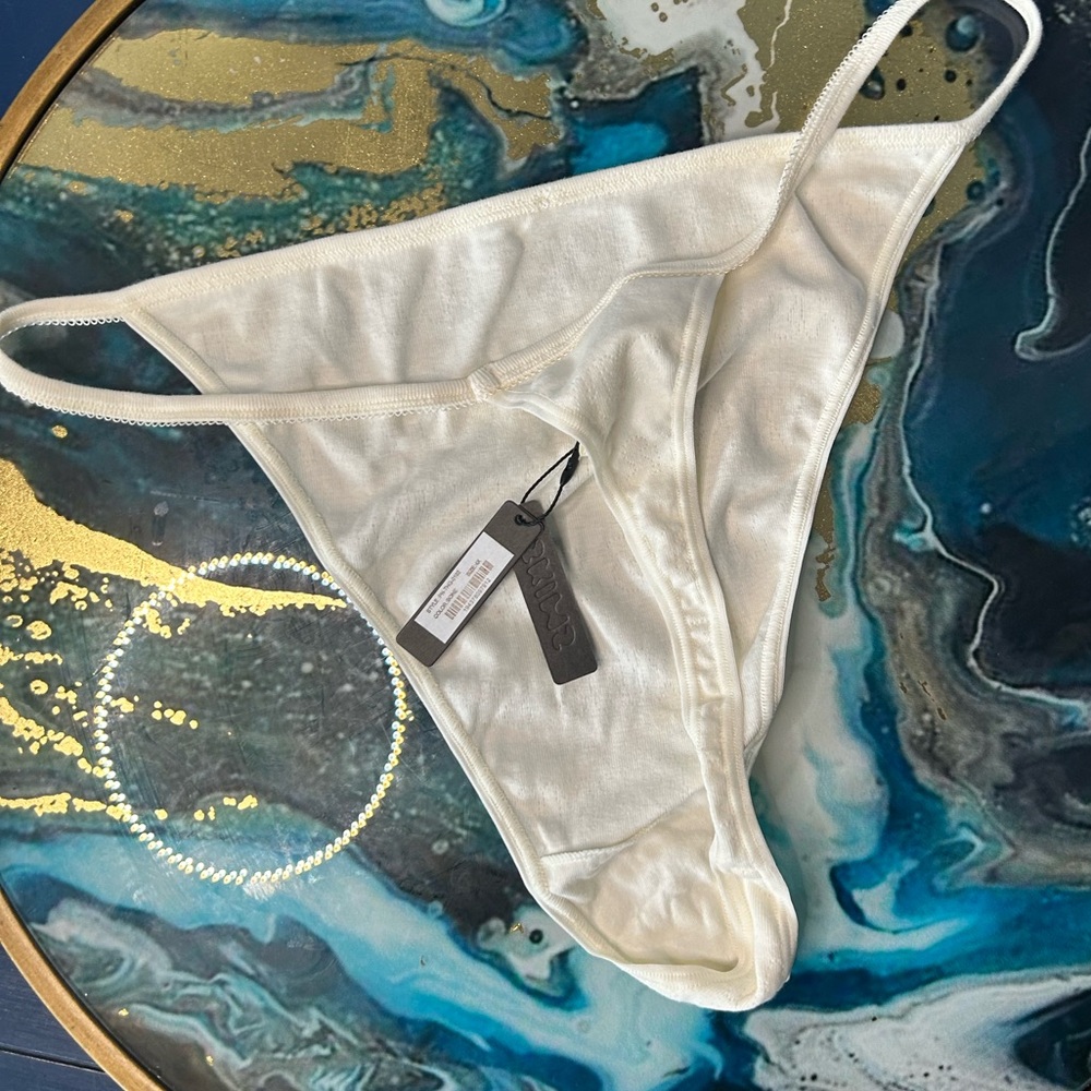 Skims PICOT TRIM STRING THONG in ‘Bone’